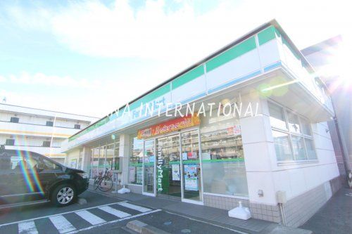 近くのファミリーマート南行徳三丁目店まで657m(徒歩9分)