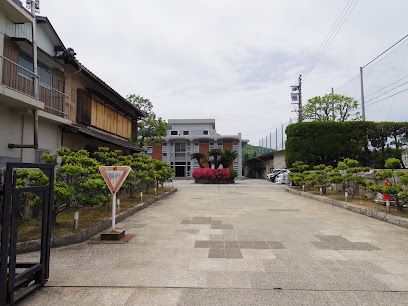 近くの坂出商業高等学校まで369m（徒歩5分）