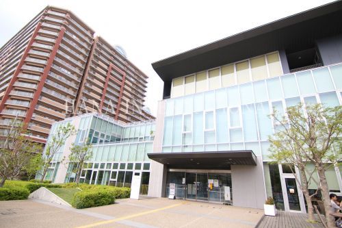 近くの浦安市役所 中央図書館高洲分館まで617m（徒歩8分）