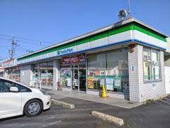 近くのファミリーマート守山播磨田町店まで758m（徒歩10分）