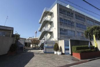 近くの千里丘小学校まで1,396m(徒歩18分)