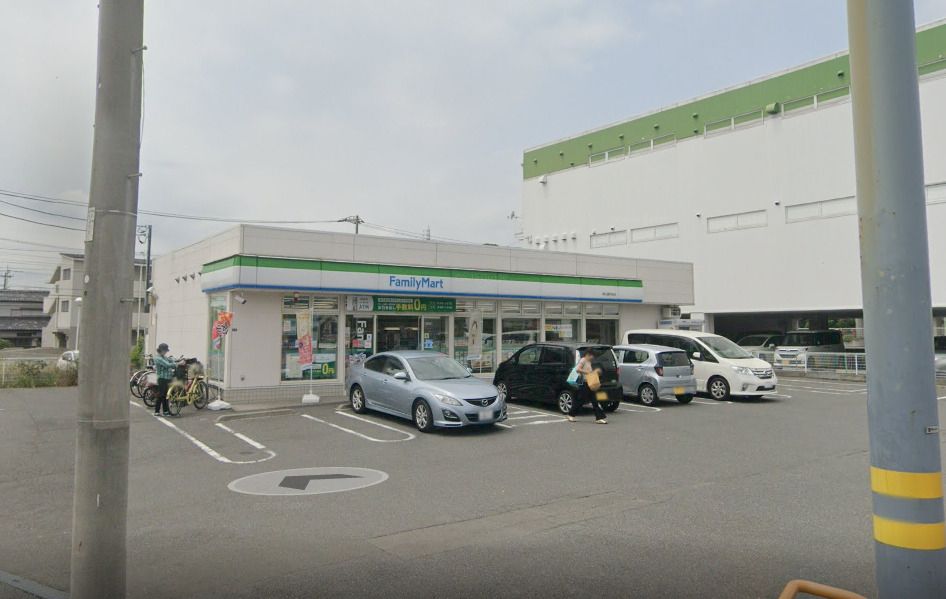 近くのファミリーマート 松山釜利谷店まで409m（徒歩6分）