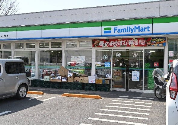 近くのファミリーマート 杉並松ノ木一丁目店まで415m（徒歩6分）