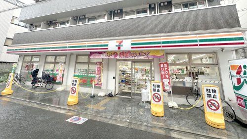 近くのコンビニまで479m（徒歩6分）