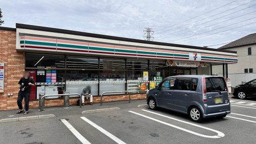 近くのコンビニまで408m（徒歩6分）