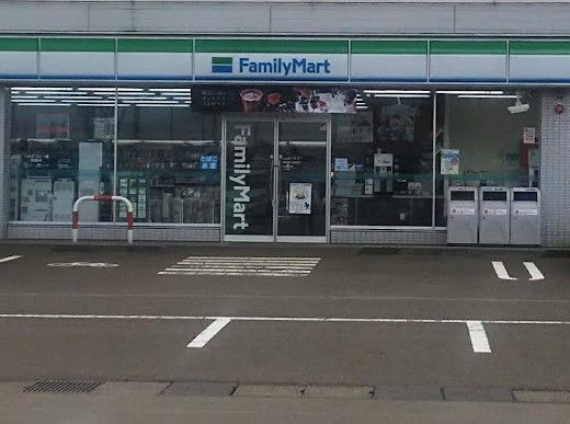 近くのファミリーマート南七日町店まで720m（徒歩9分）
