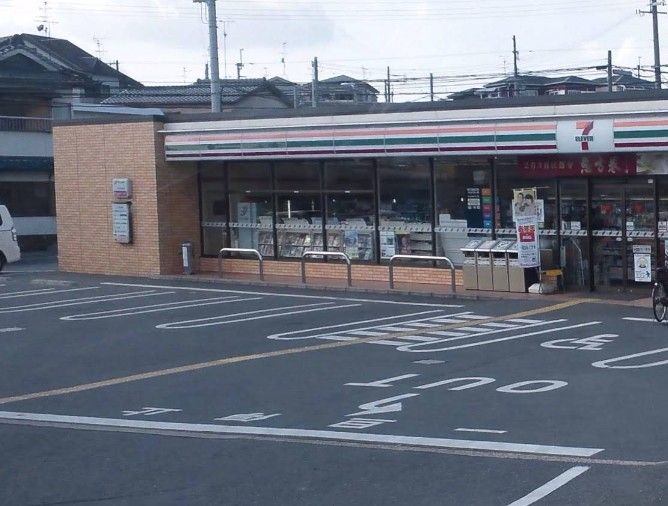 近くのセブンイレブン 枚方高田2丁目店まで442m(徒歩6分)
