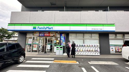 近くのファミリーマート府中清水が丘二丁目店まで371m（徒歩5分）