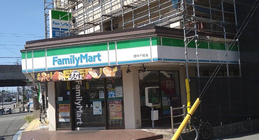 近くのファミリーマート 豊中千成店まで51m(徒歩1分)