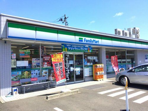 近くのコンビニまで581m（徒歩8分）