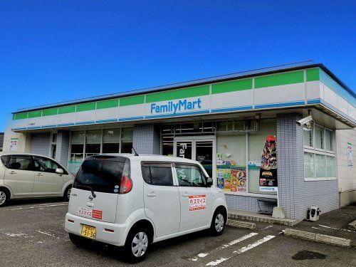 近くのファミリーマートさつま轟町店まで386m（徒歩5分）