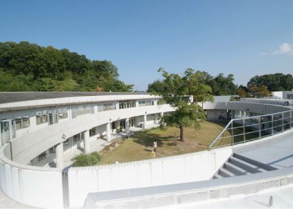 近くの私立成安造形大学まで619m（徒歩8分）
