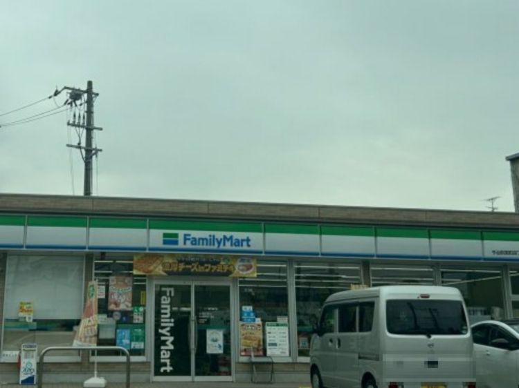 近くのファミリーマート 今治別宮町四丁目店まで1,007m（徒歩13分）