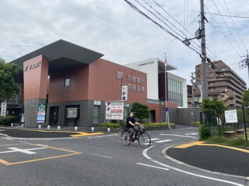 近くの京都銀行草津支店まで1,086m（徒歩14分）