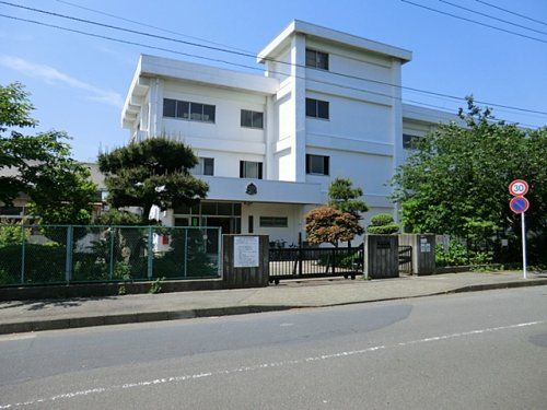 近くの横須賀市立明浜小学校まで858m（徒歩11分）