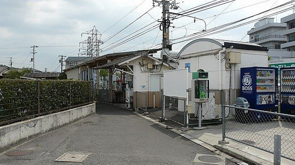 近くの高松琴平電鉄志度線潟元駅まで683m（徒歩9分）