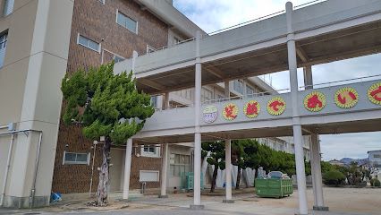 近くの小学校まで1,034m（徒歩13分）