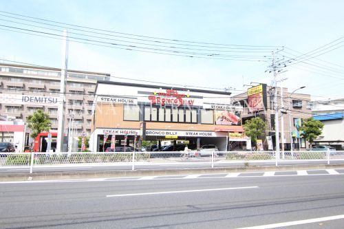 近くの飲食店まで923m（徒歩12分）