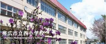 近くの小学校まで329m（徒歩5分）