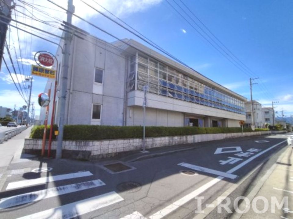 近くの松山市立余土小学校まで1,067m（徒歩14分）