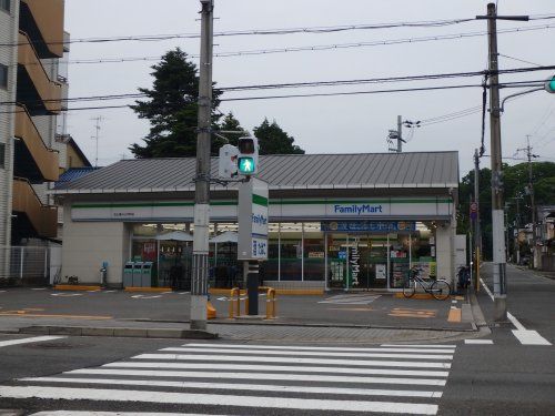 近くのファミリーマート 北山通小山元町店まで58m(徒歩1分)