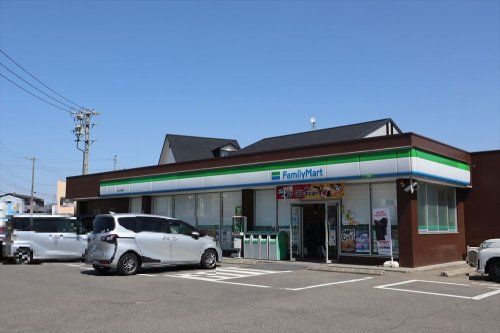 近くのファミリーマート 犬山上野店まで699m(徒歩9分)