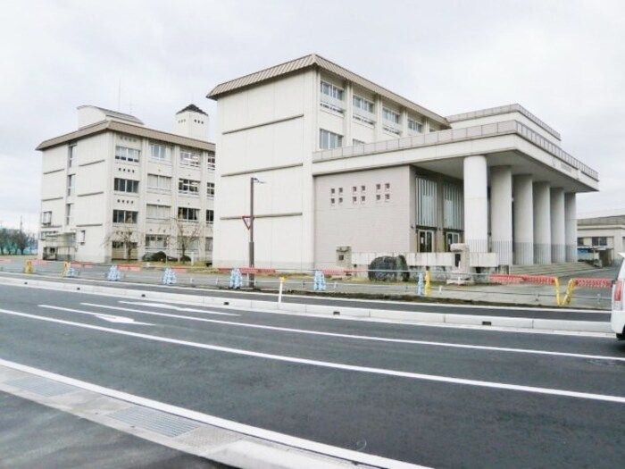 近くの中学校まで504m（徒歩7分）