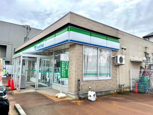 近くのファミリーマート長岡曙店まで253m（徒歩4分）