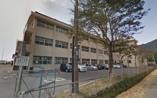 近くの小学校まで947m（徒歩12分）