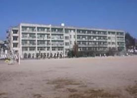 近くの呉市立昭和西小学校まで600m(徒歩8分)