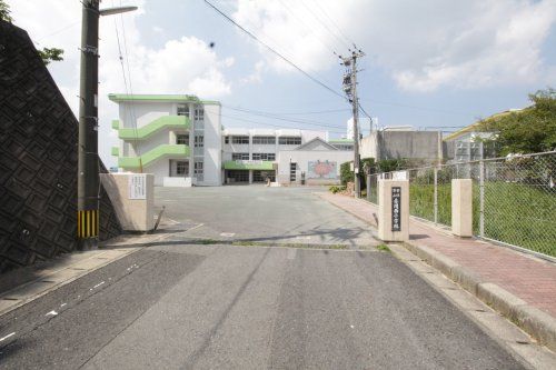 近くの赤間西小学校まで686m（徒歩9分）