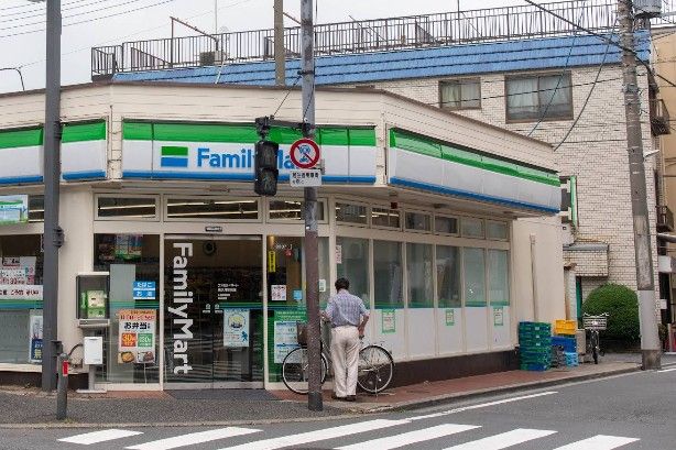 近くのファミリーマート 東伏見駅前店まで407m(徒歩6分)