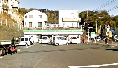 近くのファミリーマート湘南港が丘店まで972m(徒歩13分)