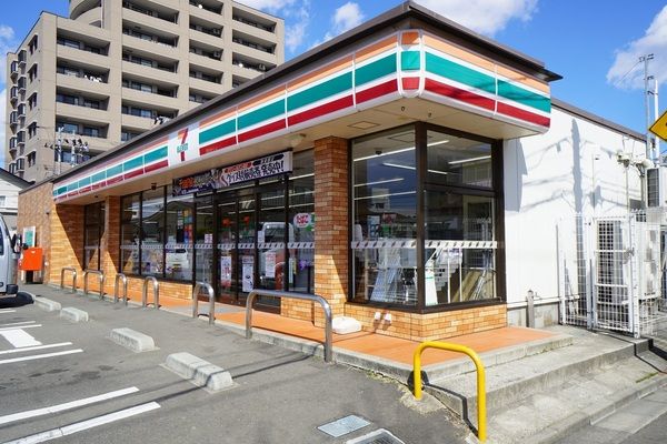 近くのコンビニまで587m（徒歩8分）