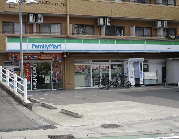 近くのコンビニまで740m（徒歩10分）