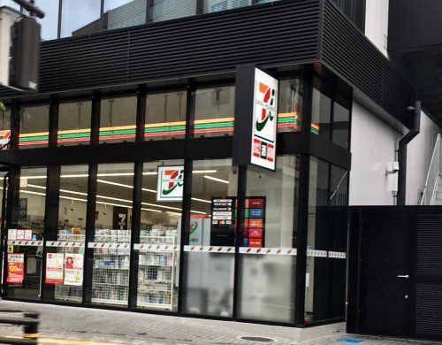 近くのコンビニまで553m（徒歩7分）