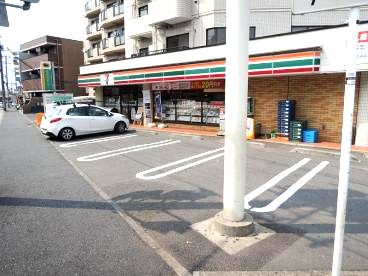 近くのコンビニまで685m（徒歩9分）