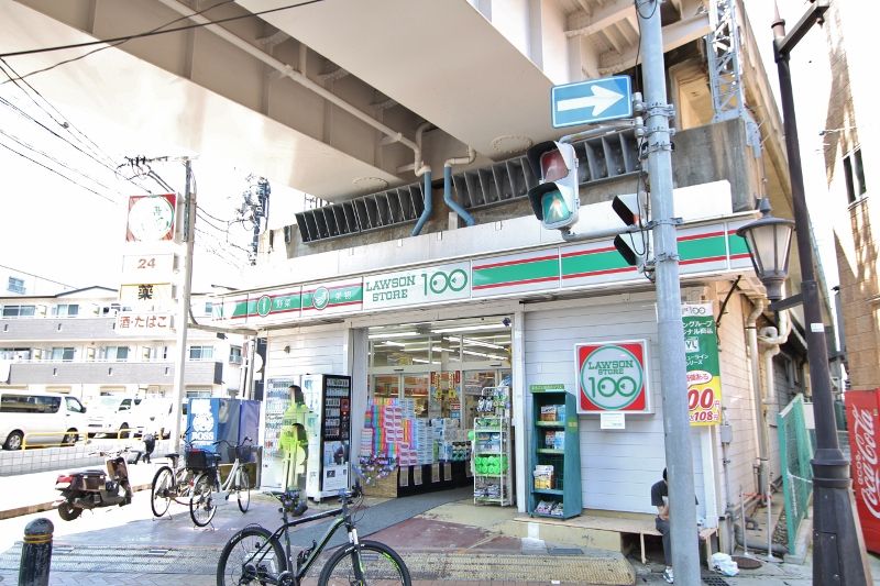 近くのコンビニまで593m（徒歩8分）