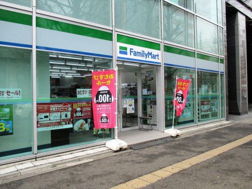 近くのファミリーマート新寺1丁目店まで159m（徒歩2分）