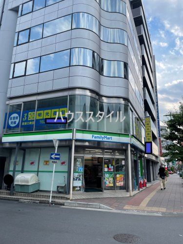 近くのファミリーマート 川口芝新町店まで395m（徒歩5分）