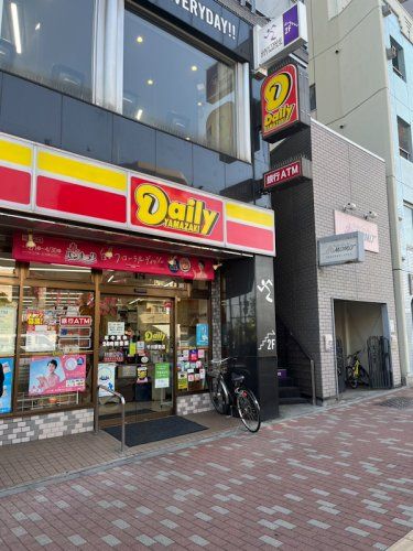 近くのデイリーヤマザキ 千川駅前店まで972m（徒歩13分）