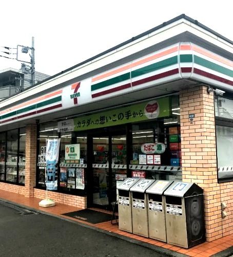 近くのコンビニまで662m（徒歩9分）