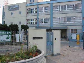 近くの門真小学校まで353m（徒歩5分）