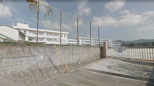 近くの熊野町立熊野第一小学校まで1,195m（徒歩15分）