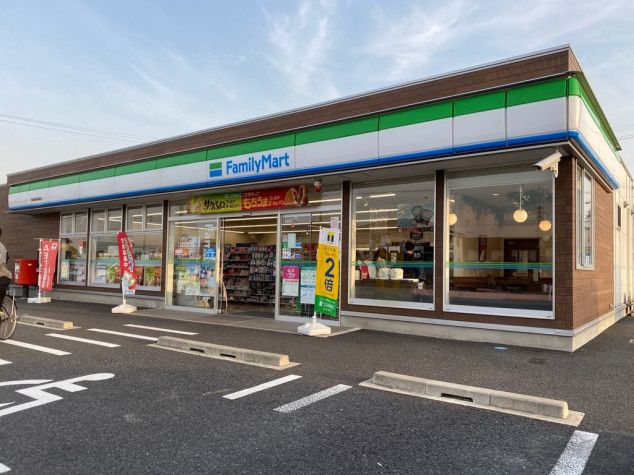 近くのファミリーマート 岩倉東町藤塚店まで279m（徒歩4分）