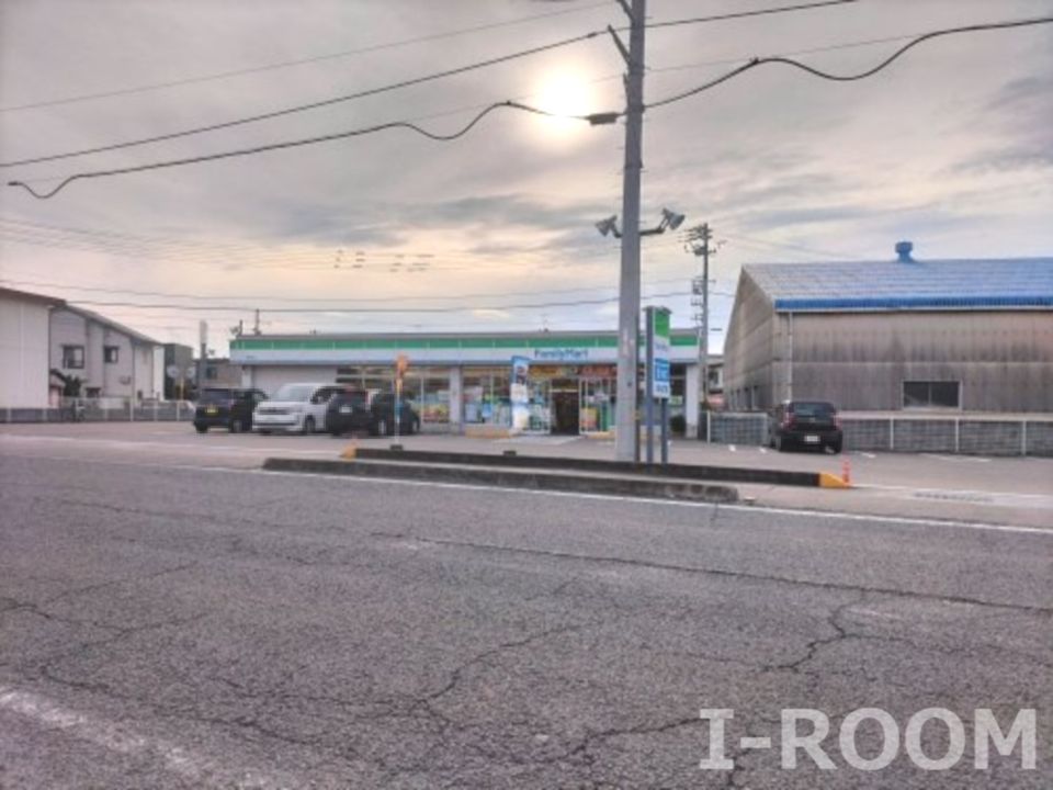 近くのファミリーマート 西垣生店まで674m(徒歩9分)