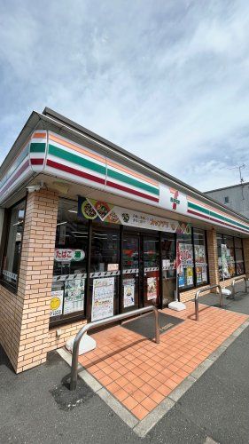 近くのコンビニまで1,072m（徒歩14分）