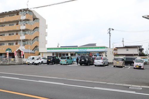 近くのファミリーマート 一宮白旗通店まで698m(徒歩9分)