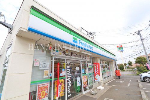 近くのファミリーマートまで967m（徒歩13分）