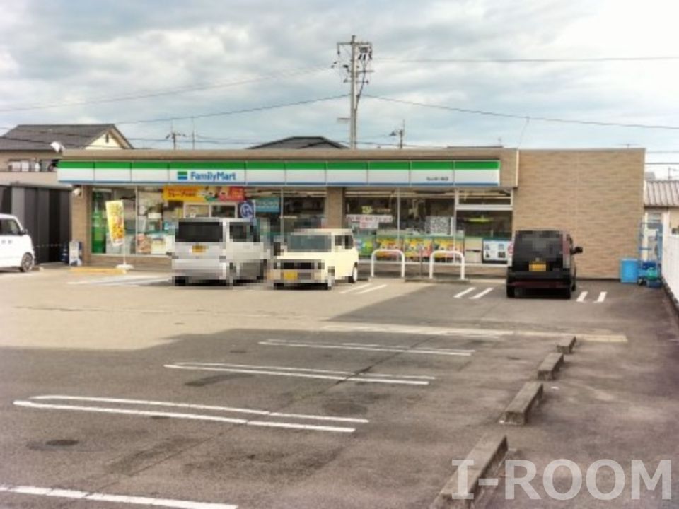 近くのコンビニまで627m（徒歩8分）